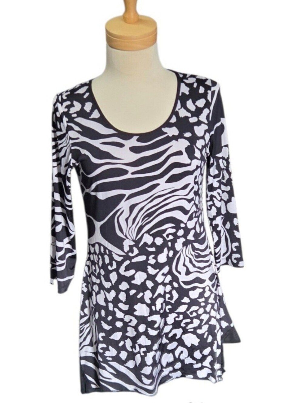 Black & White Animal-Print Scoop-Neck Tunic Top. Size Small.